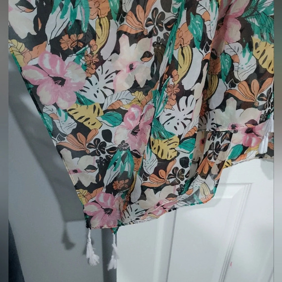Lane Bryant Sheer Floral/Tropical Tasseled Scarf Ruana in Size One size - Picture 4 of 9